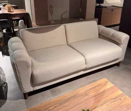 Canapé Adrian beige 2 places, showroom AF Mobilier, avec table basse en bois brut