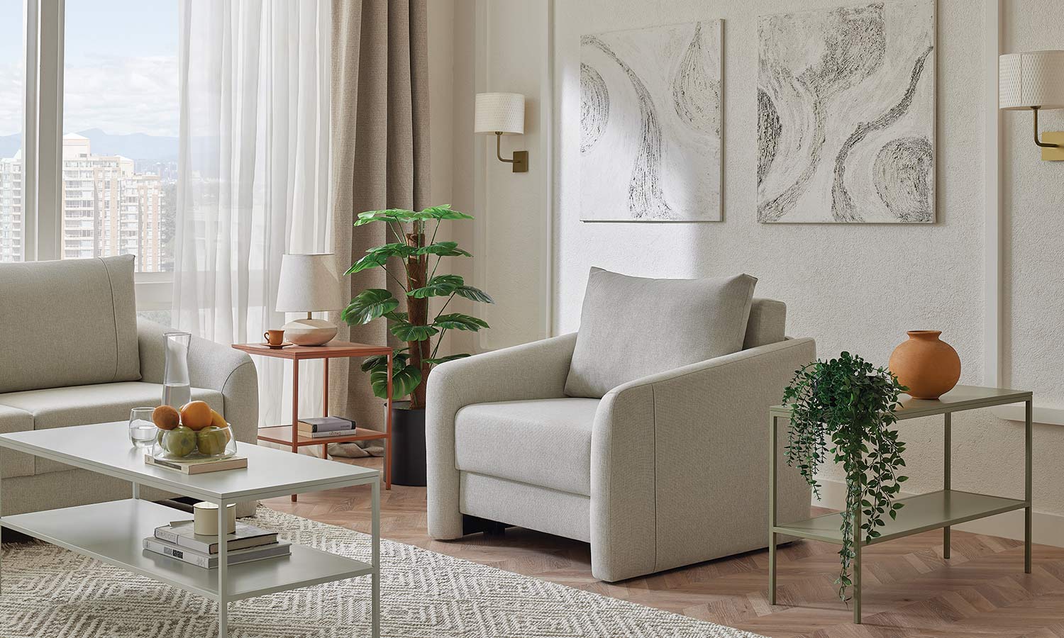 Fauteuil Ester gris clair assorti au canapé, salon avec table d'appoint terracotta