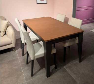 Table à manger Calis en bois avec pieds noirs, entourée de 4 chaises tissu beige capitonnées