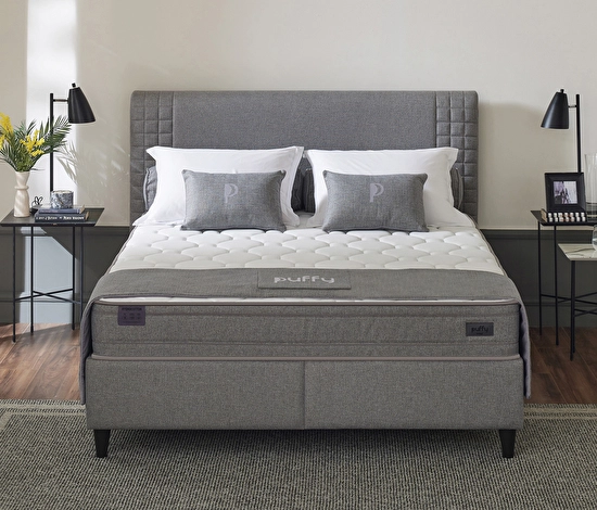 Lit Hydro gris avec tête de lit capitonnée quadrillée, matelas Puffy et coussins gris et blancs
