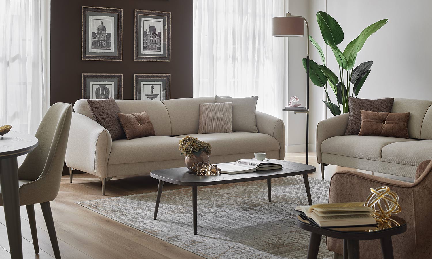 Canapés Rebeka beige avec coussins marron et beige, salon avec cadres muraux et lampadaire