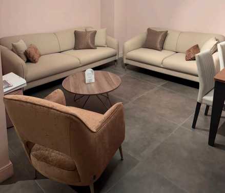 Ensemble salon Rebeka beige, canapé 3 places, canapé 2 places et fauteuil, coussins marron et beige, showroom AF Mobilier