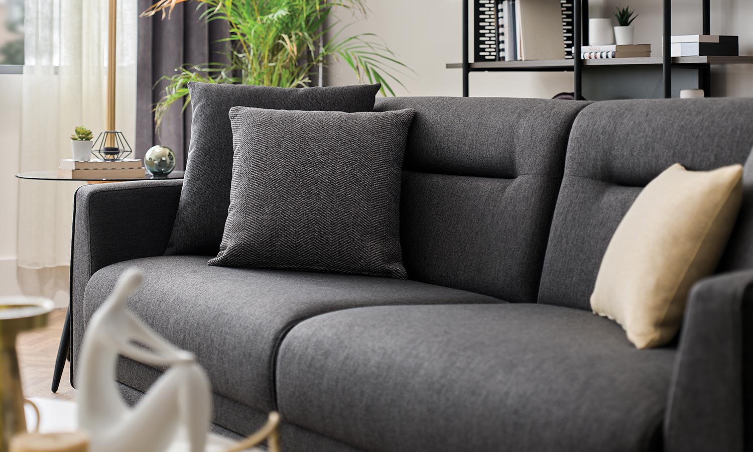 Gros plan sur les coussins du canapé Calis, gris chiné et beige