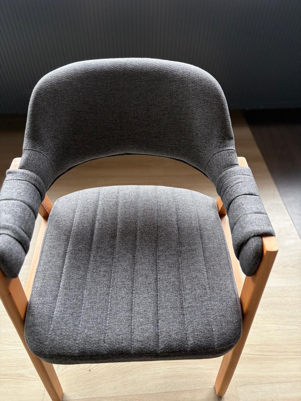 Chaise bois clair avec dossier arrondi et assise à surpiqûres verticales en tissu gris anthracite, vue de dessus